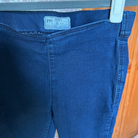 Free People Denim Jeggings in Medium Wash with Distressed Ankle No Button - Picture 2 of 6